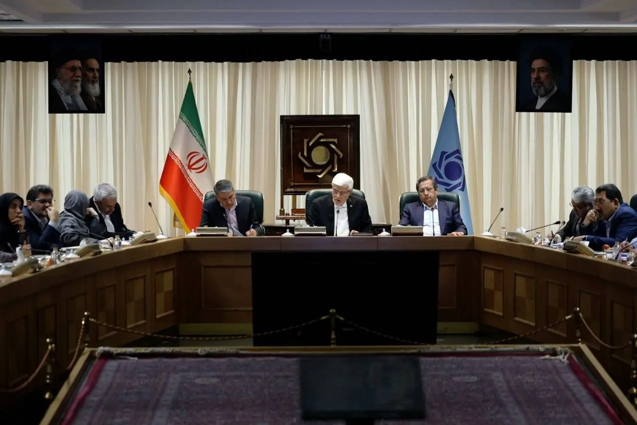 تیم اقتصادی دولت به ریاست معاون اول رئیسجمهور در بانک مرکزی تشکیل جلسه داد/ عارف: آمریکا کار جدیدی نمیتواند بکند؛ آنچه میبینیم بیشتر عملیات روانی است/ وضعیت در آینده بهتر خواهد شد.
