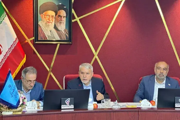 گردشگر خارجی باید با یک کارت، هزینه اقامت، حملونقل و خرید خود را در ایران پرداخت کند