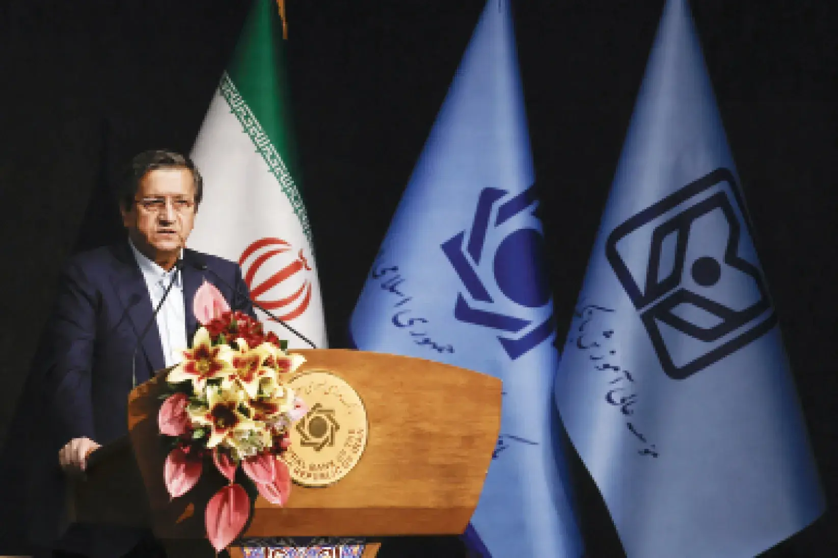  همتی: ایران ارز دارد و به‌قدر کافی هم دارد