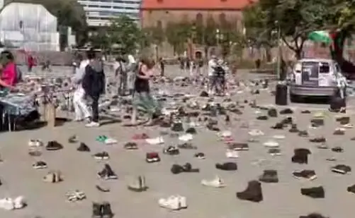  فیلم/ نمایش کفش‌های کودکان شهید غزه در برلین