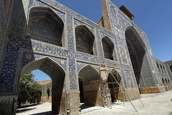 کاشیهای مسجد جامع عباسی چرا پایین میآیند؛ روایتی از یک آسیب چندلایه