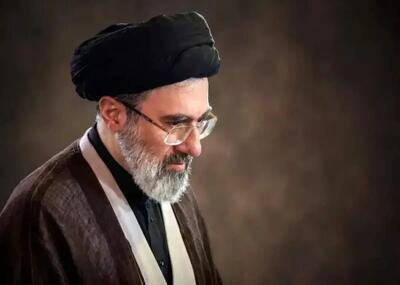  جزئیات تازه از حضور آیت‌الله سیدمجتبی خامنه‌ای در مراسم تدفین پدرشان + فیلم