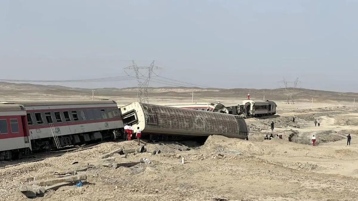  فیلم واژگونی ده ها واگن قطار در پی وزش باد 60 مایلی