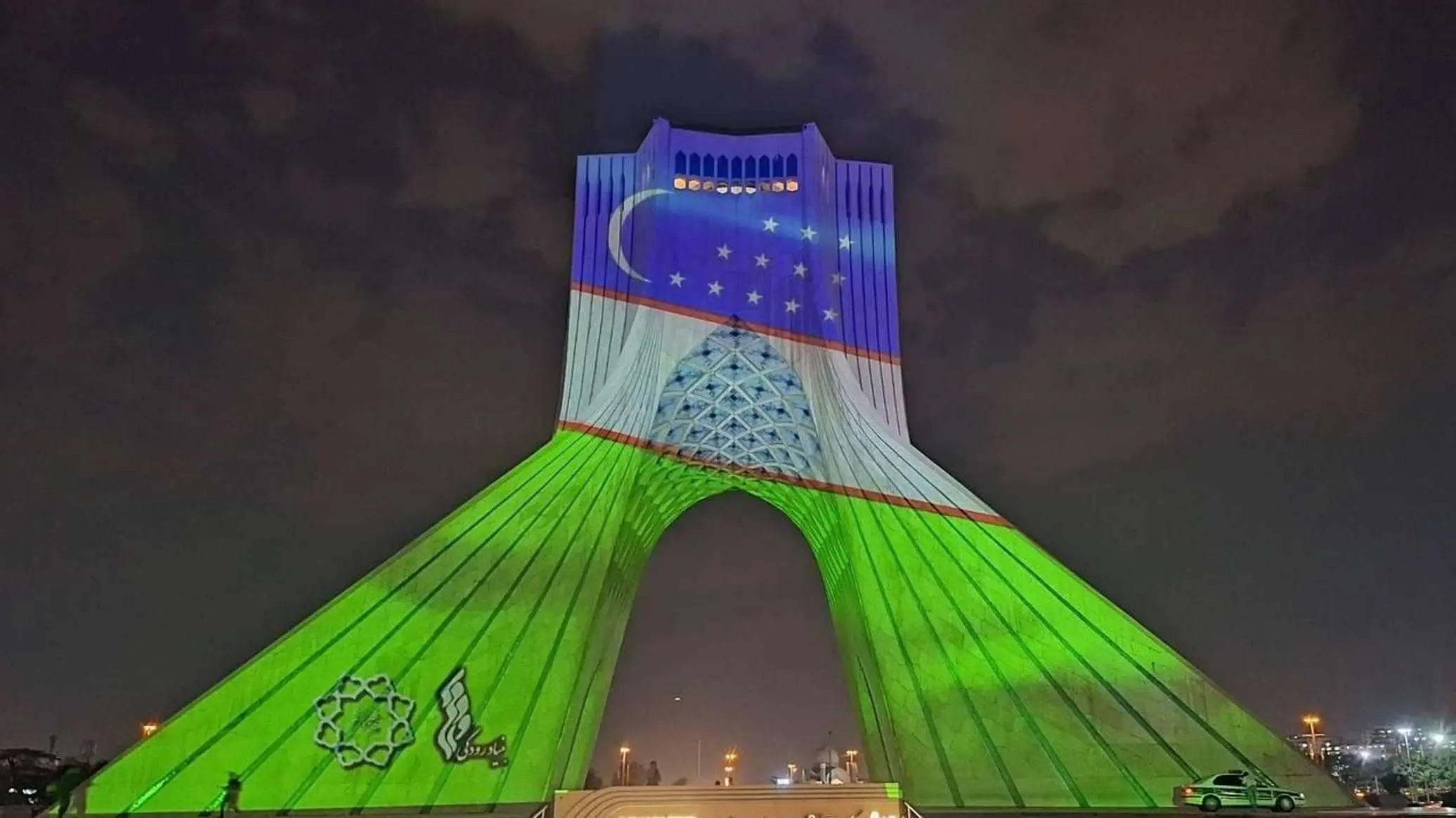 برج آزادی به رنگ پرچم ازبکستان