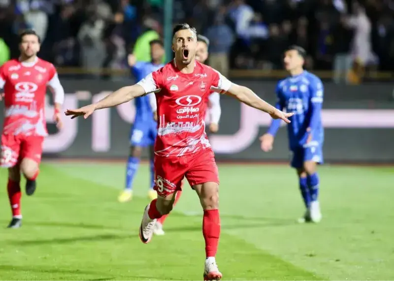 ستاره پرسپولیس در آغوش بزرگان تاریخ فوتبال ایران! | آخرین خبر