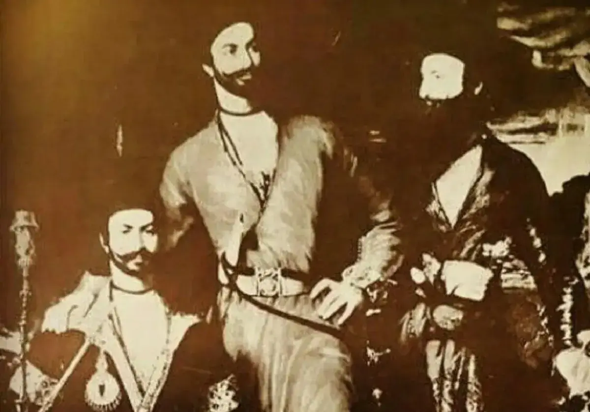 «تیمور میرزا» شاهزاده قاجاری در پیری و در کنار پسران اش (عکس)