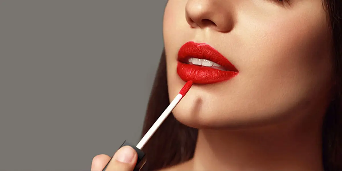 کدام رژلب به پوستت میآید؟ راهنمای انتخاب رژلب مناسب پوست - چی بپوشم