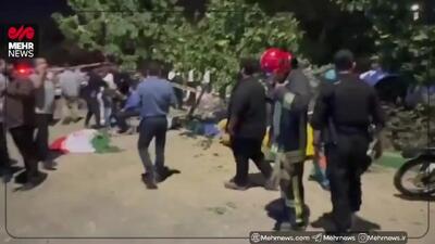 تصاویری از برخورد خودرو سواری با تجمع مردمی در وکیل‌آباد مشهد