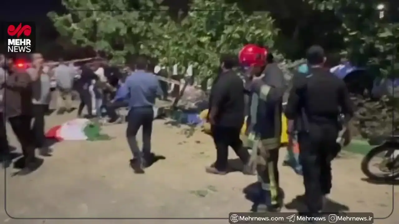 تصاویری از برخورد خودرو سواری با تجمع مردمی در وکیلآباد مشهد