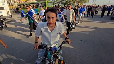  هوادار بامزه موتور سوار سپاهانی که برای تماشای دربی آمده است