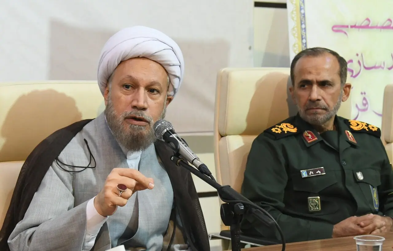 امام جمعه شیراز: دارالقرآنها باید محور تربیت قرآنی نسل جدید باشند