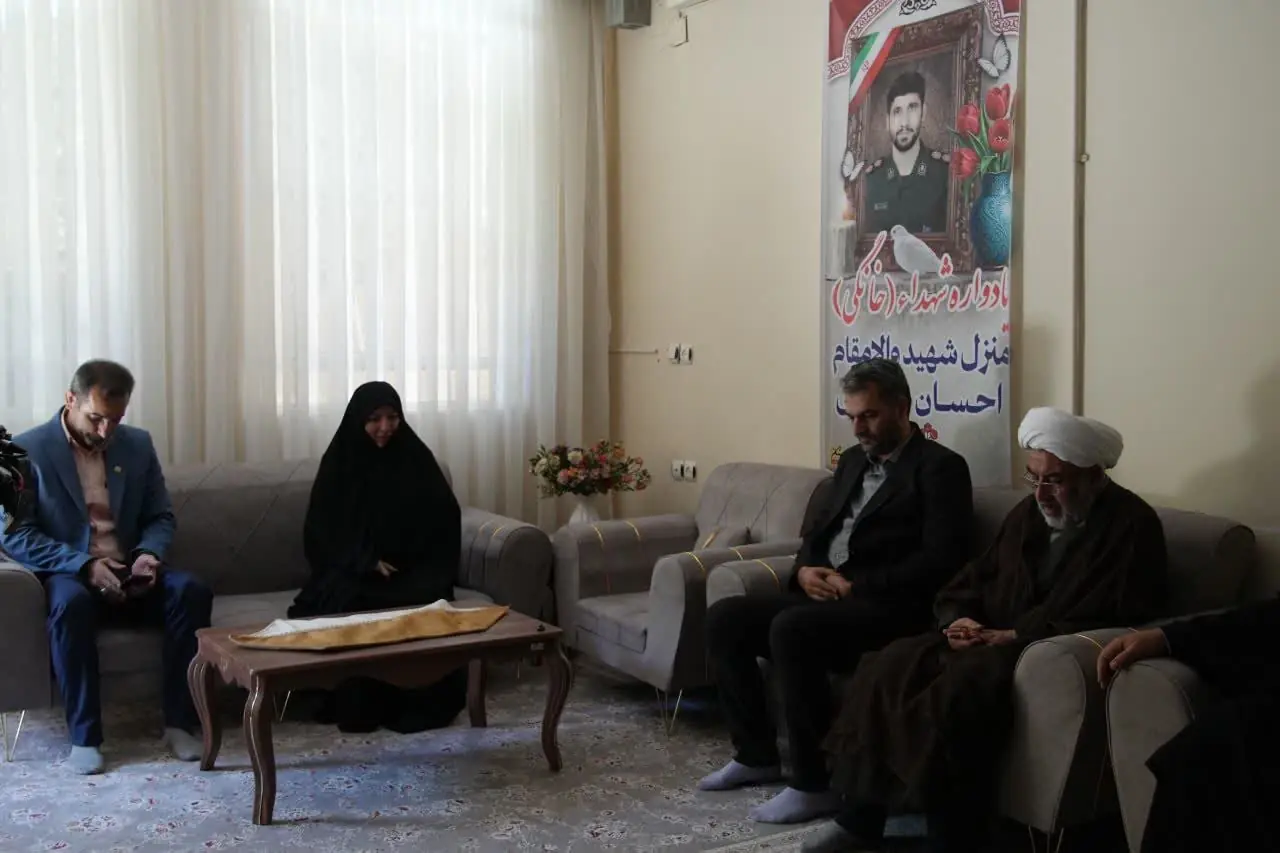 دیدار معاون نمایندگی ولیفقیه در سپاه با خانواده شهید «احسان حسینی»