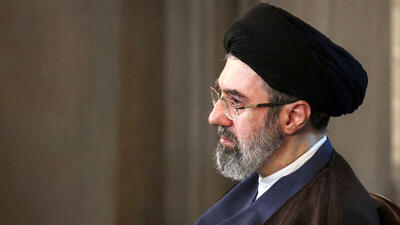  فیلم /  حضور 7 ساعته آیت الله سید مجتبی خامنه ای در مراسم تدفین رهبری شهید /  کاملاً سالم بودند از ساعت 12 شب تا 7 صبح حضور داشتند