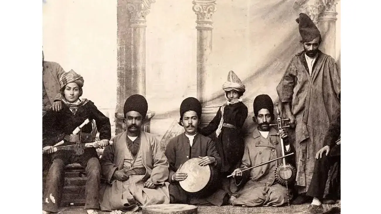 عکس سفر در زمان / تصاویری کمیاب از مطربهای زن و مرد در دوران قاجار پای بساط / زیبایی دختران ایرانی را ببینید