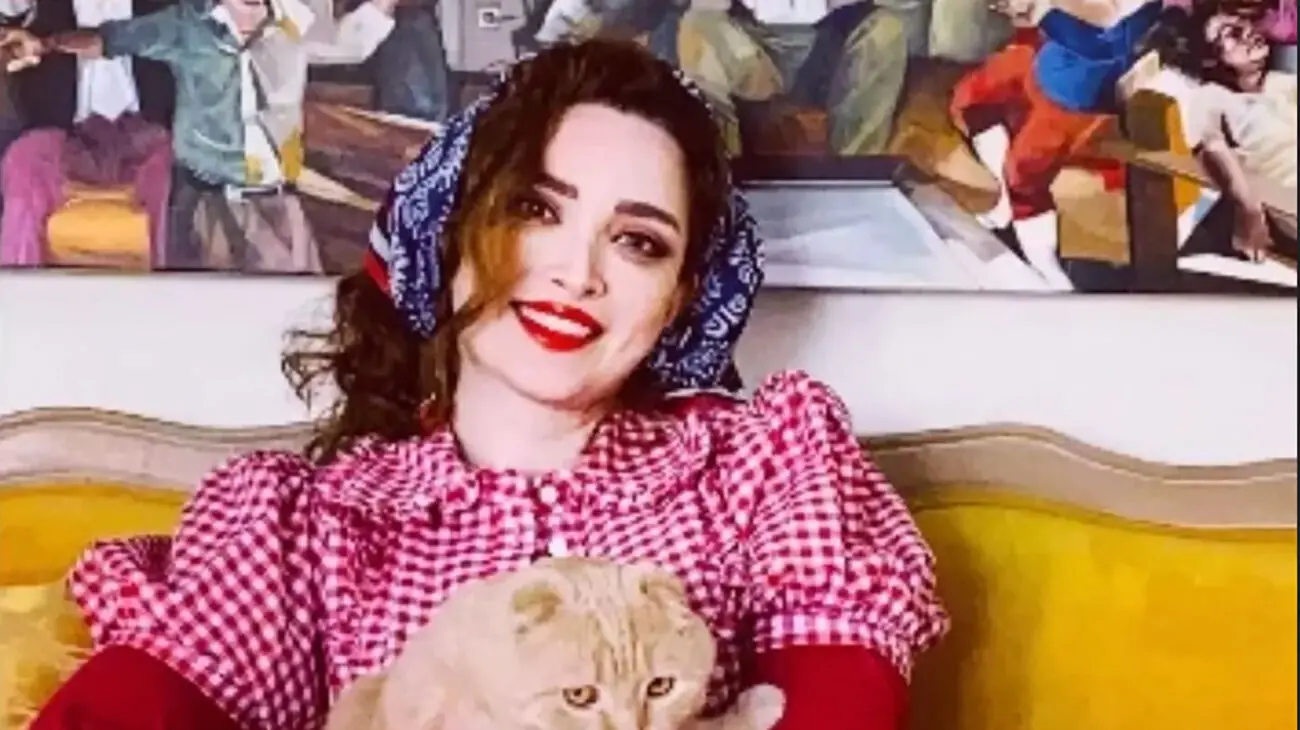 عکس ها / چیدمان و دکوراسیون خانه خوشرنگ بهنوش طباطبایی / معروفترین عکسش را روی این مبلمان انداخت