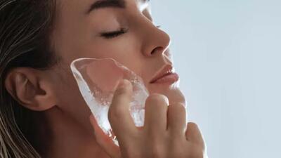  آیا مالیدن یخ روی صورت واقعاً منافذ پوست را کوچک می‌کند؟