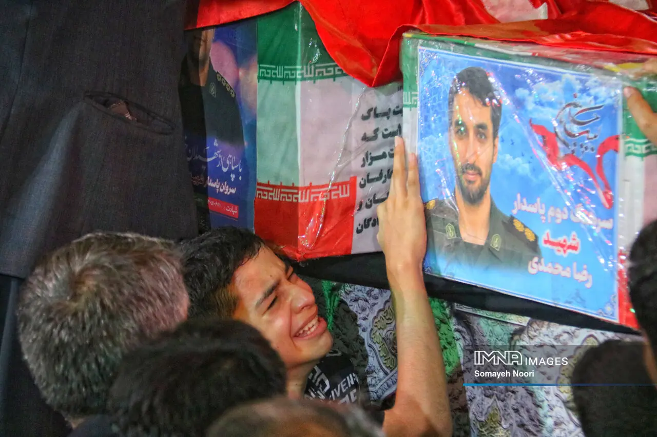 وداع با پیکر ۲ شهید مدافع وطن در کرمانشاه