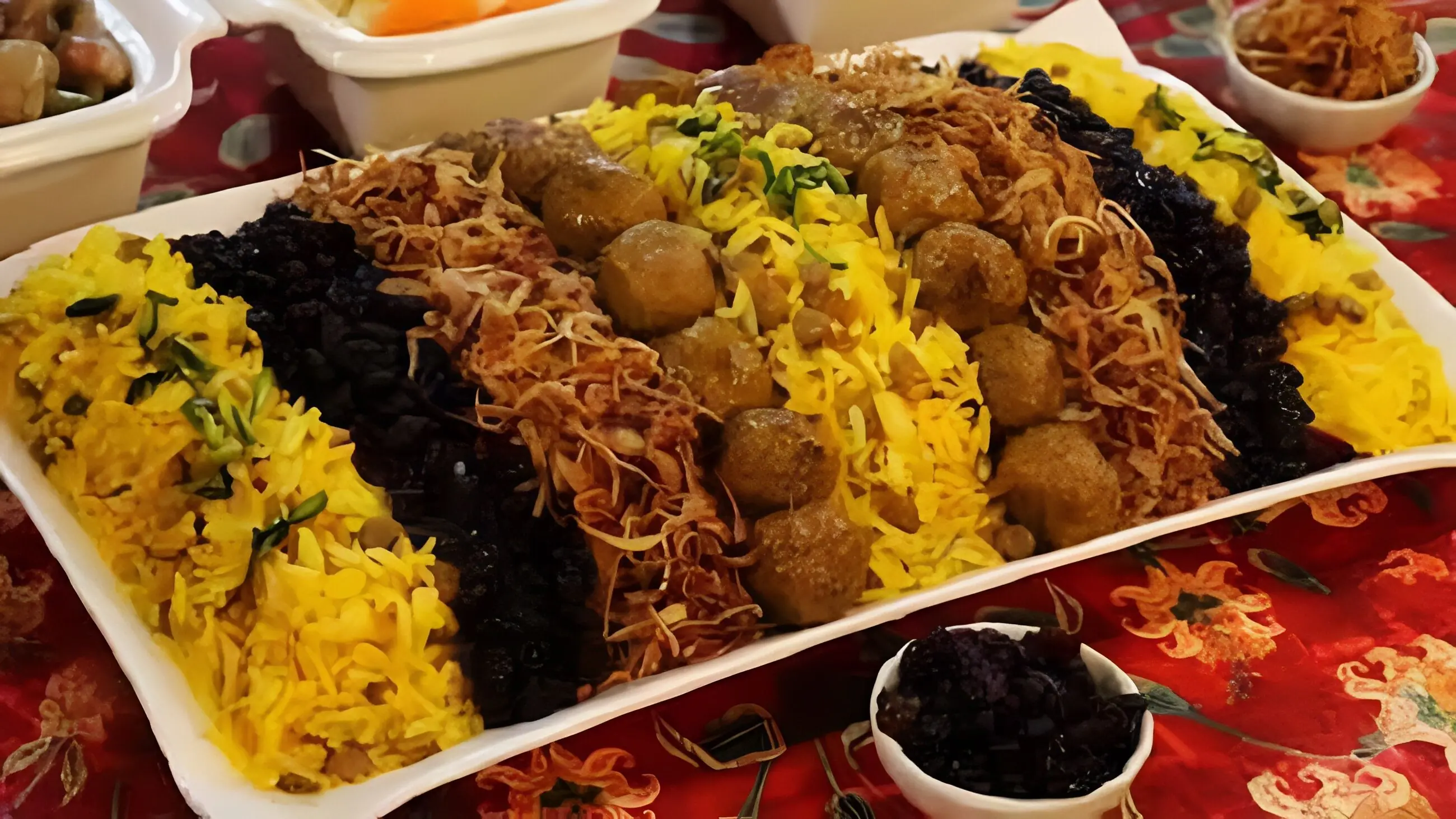 طرز تهیه گردو پلو مجلسی با گوشت و مرغ؛ غذای سنتی خوش عطر