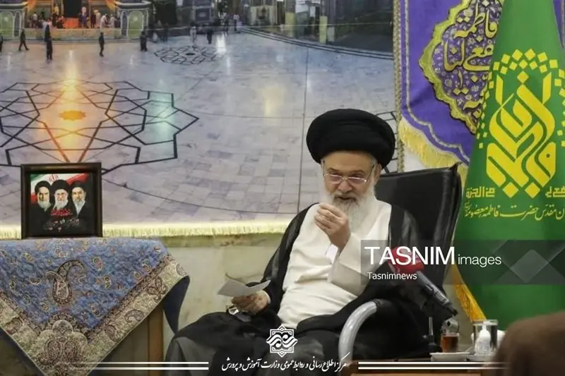 آیتالله حسینی بوشهری: مدارس باید از آسیبهای فضای مجازی مصون بماند - تسنیم
