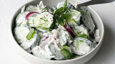  طرز تهیه سالاد خیار یونانی به ۲ روش؛ خنک، ترد و خوش عطر مثل یک عصر تابستانی در یونان!