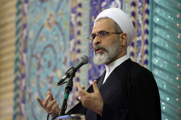  امام جمعه قم: آمریکا با روش‌های جدید جنگ چریکی ما آشنا نیست/ آمریکا دچار انسداد در داخل دموکراسی شده