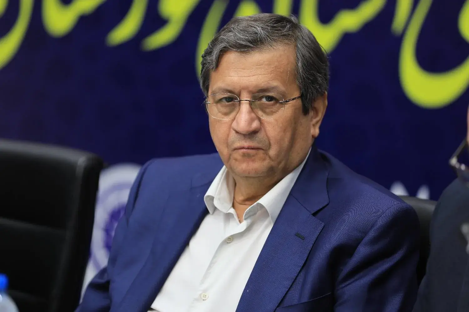 همتی: بانک مرکزی بهموقع و با قدرت در بازار ارز مداخله خواهد کرد