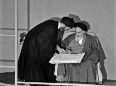 امام در حکم تنفیذ آیتالله خامنهای، چه واژههایی برای نام بردن ایشان به کار گرفته است؟