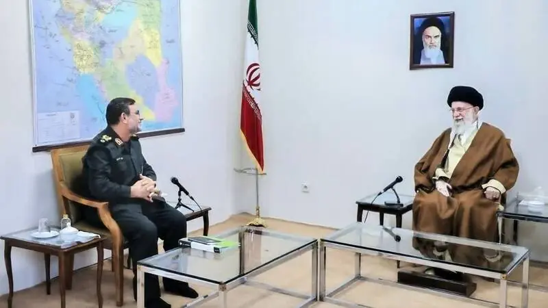 تصویری از دیدار سردار شهید تنگسیری با رهبر شهید انقلاب