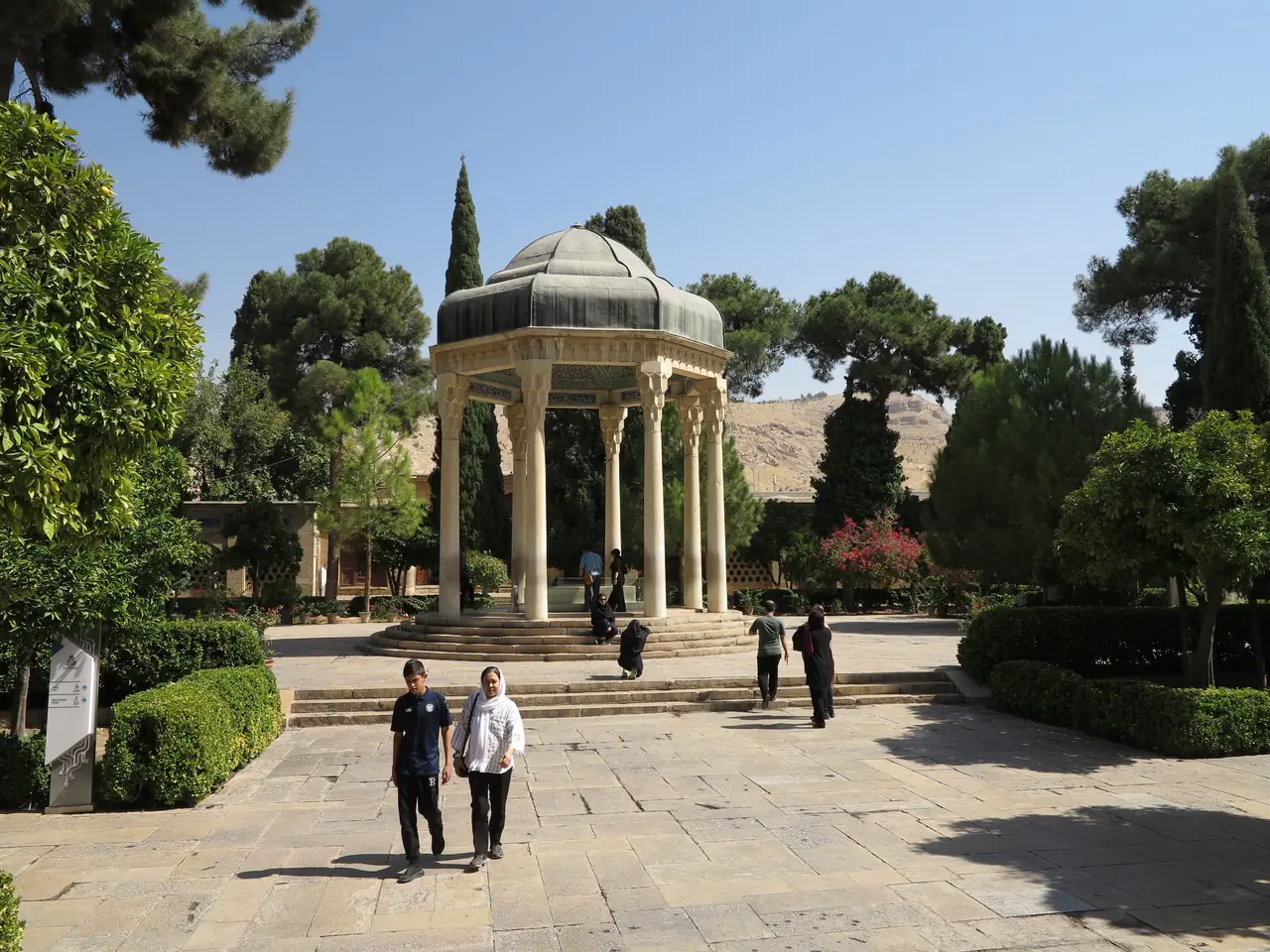 ابهام هیأت امنایی حافظیه