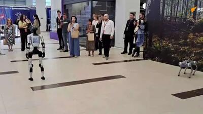 خداحافظی ربات روسی-چینی همراه با رقص در روز پایانی مجمع اقتصادی شرق