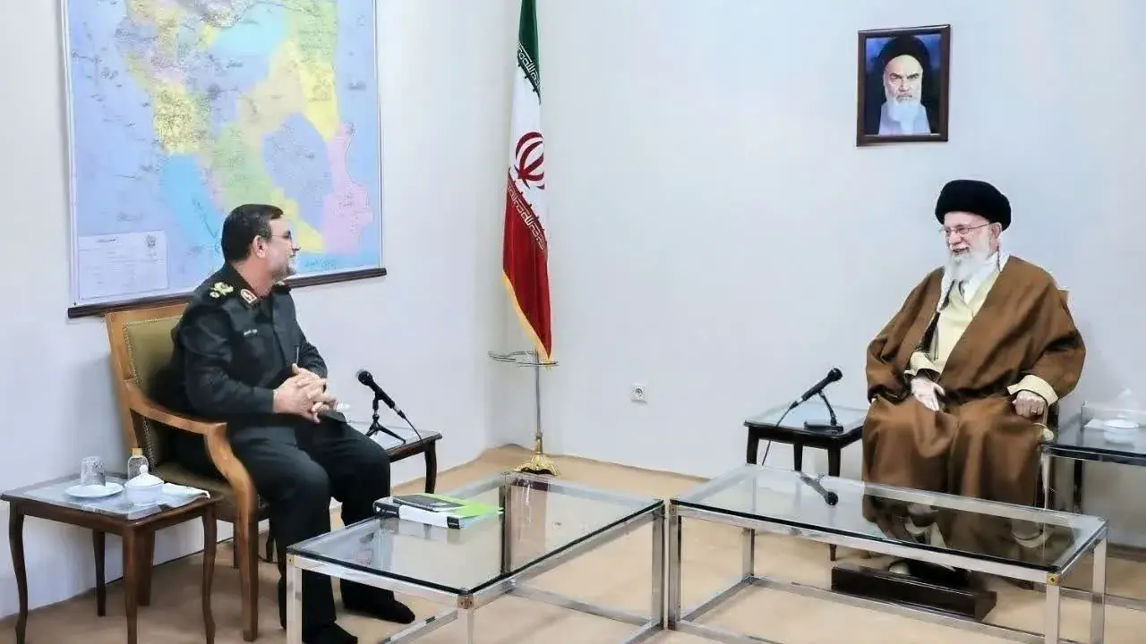 تصویری ماندگار از دیدار شهید تنگسیری با رهبر شهید