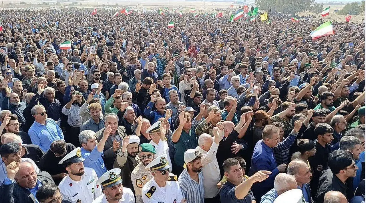  پیکر مطهر ناوسروان شهید «سیدمالک موسوی تبار»درمیان بدرقه باشکوه مردم بهمئی به خاک سپرده شد