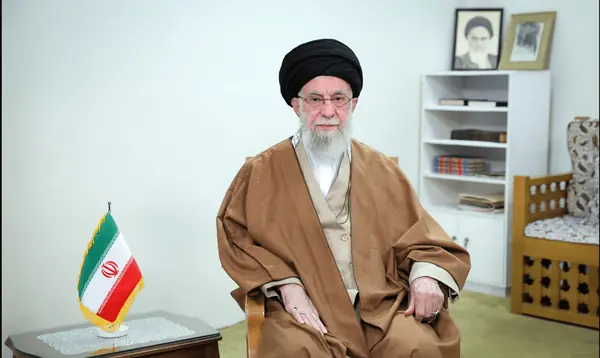  ماجرای قاب عکس موجود در دفتر کار رهبر شهید  | آخرین خبر