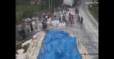 چین / واژگونی محموله برنج در جاده؛ بیش از ۳۰۰ کیسه روی زمین ریخت
