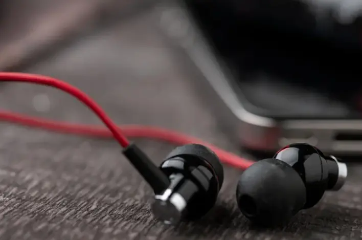 راهنمای استفاده همزمان از هدفون باسیم و شارژ گوشی