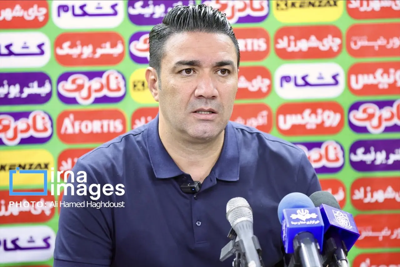 نکونام: بازیکنان را در پستهای غیرتخصصی بازی میدهم/همه چیز به ضرر ما اتفاق میافتد
