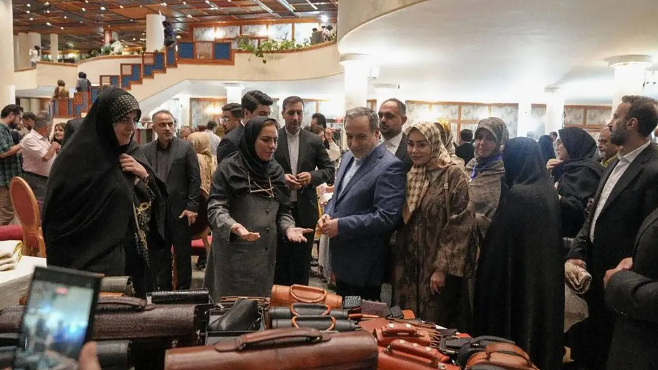 عکس عراقچی و همسر شیک پوشش در بازدید از نمایشگاه خیریه انجمن دیپلماتیک بانوان