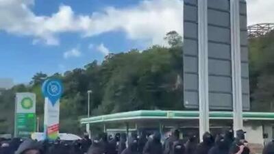 مسدود شدن فعالیت بندر دوور توسط صدها معترض با ماسک سیاه در اعتراض به مهاجرت غیرقانونی