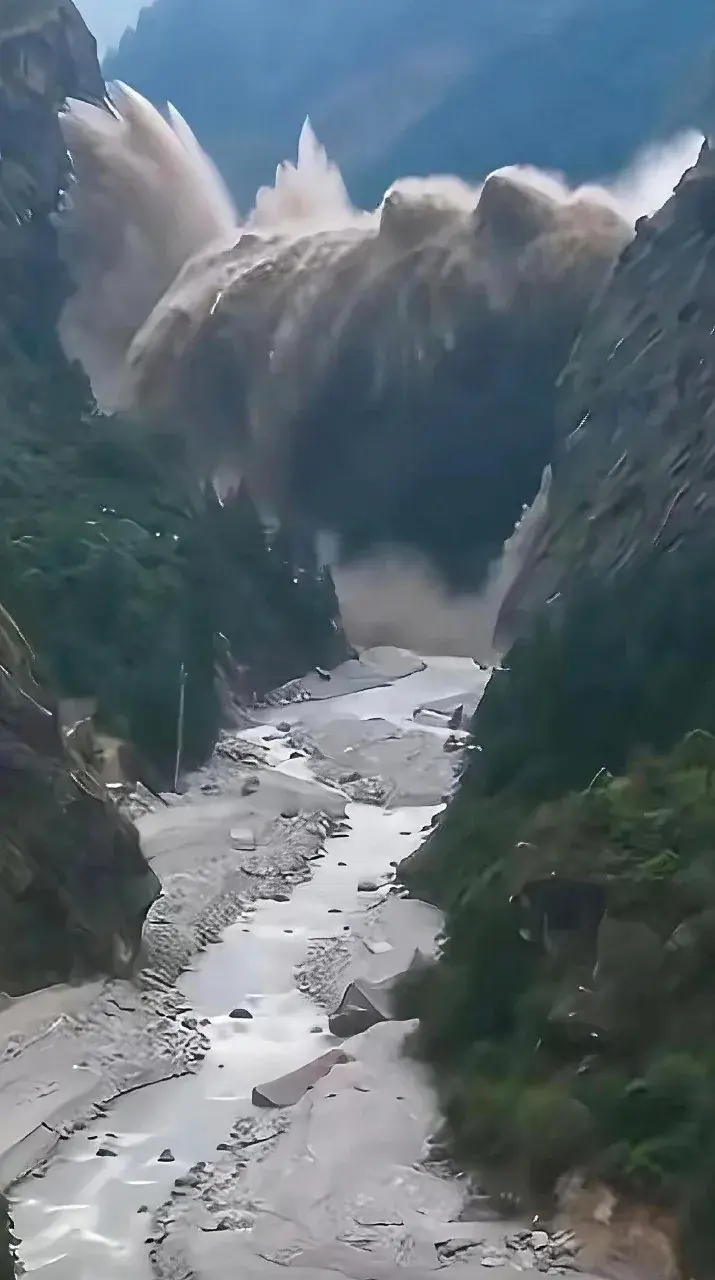 عکس: تصویری خارق العاده از اولین موج سیل عظیم نپال