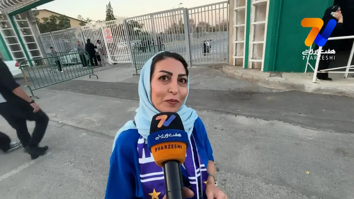 گلایه بانوی استقلالی: بلیت دارم اما میگویند باید پیراهنت را عوض کنی تا وارد ورزشگاه شوی!