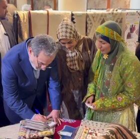 عراقچی و همسرش از نمایشگاه خیریه انجمن دیپلماتیک بانوان بازدید کرد | آخرین خبر