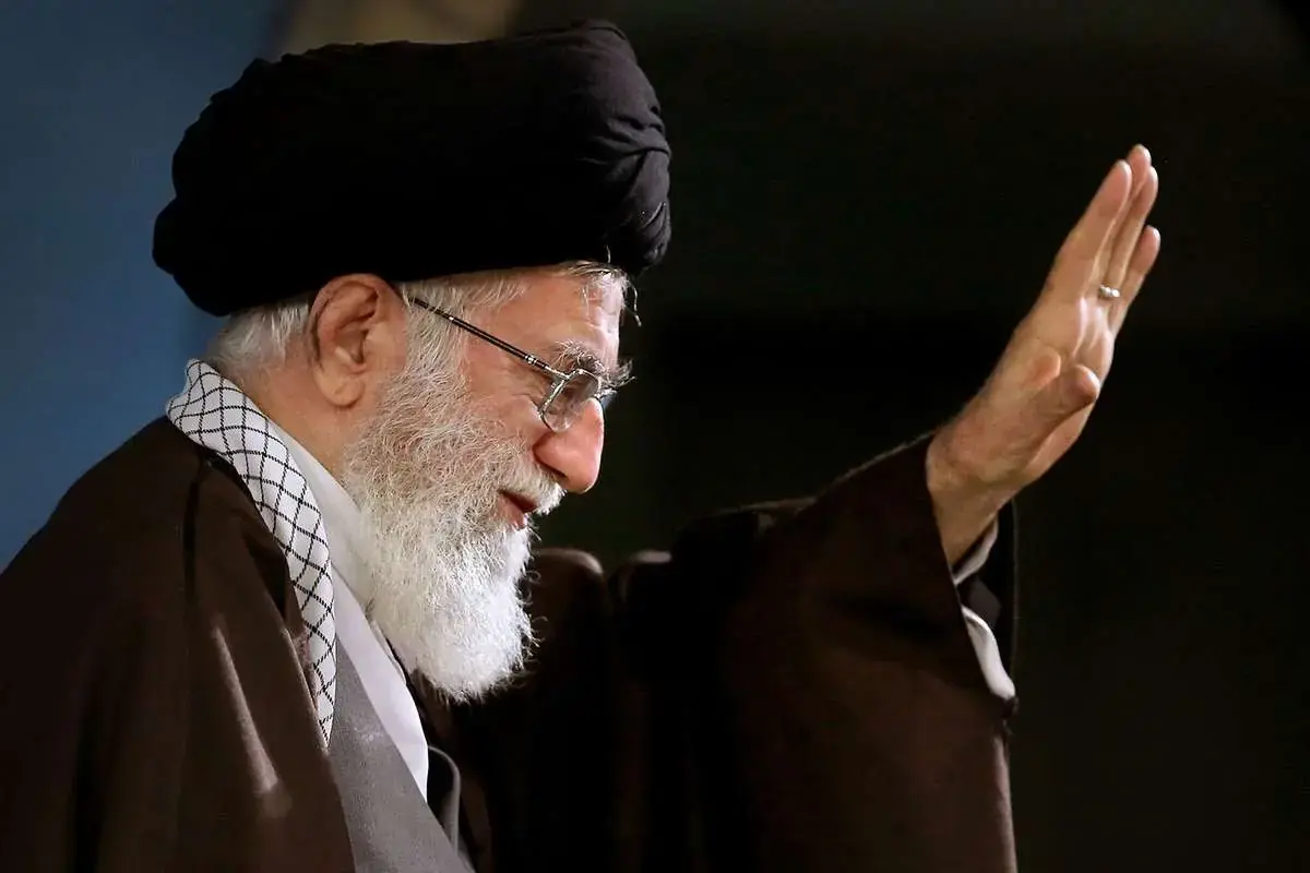 اخبار فوری تاریخ و سیاست | ماجرای تنها قاب عکس موجود در دفتر کار رهبر شهید انقلاب اسلامی فاش شد / عضو دفتر حفظ و نشر آثار : تصویر آیت الله سید عبدالحسین لاری که رهبری معنوی قیام رئیسعلی دلواری را بر عهده داشت، تنها عکس موجود در این دفتر بود
