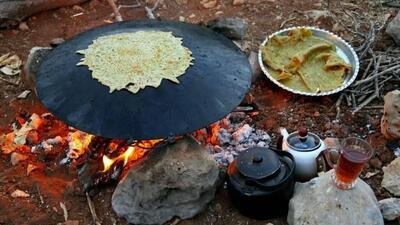 طرز تهیه نان کلانه کردستان بدون فر؛ نان سبزی دار سنتی روی گاز با عطر کره محلی