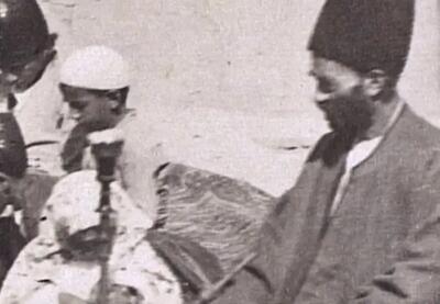 سفر در زمان؛ تصویری از یک معلم ایرانی با قلیان سر کلاس درس؛ 130 سال قبل