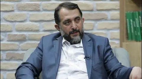 خاطره حدادعادل درباره اولین باری که رهبر انقلاب در آب شنا کرد/ عینک رهبر در دریا گم شد؛ یک شیشه را جلوی چشم میگرفت و کتاب میخواند