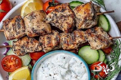 طرز تهیه جوجه کباب ماستی؛ راز جوجههای نرم و آبدار برای دورهمیهای آخر هفته - مجله اینترنتی کولاک