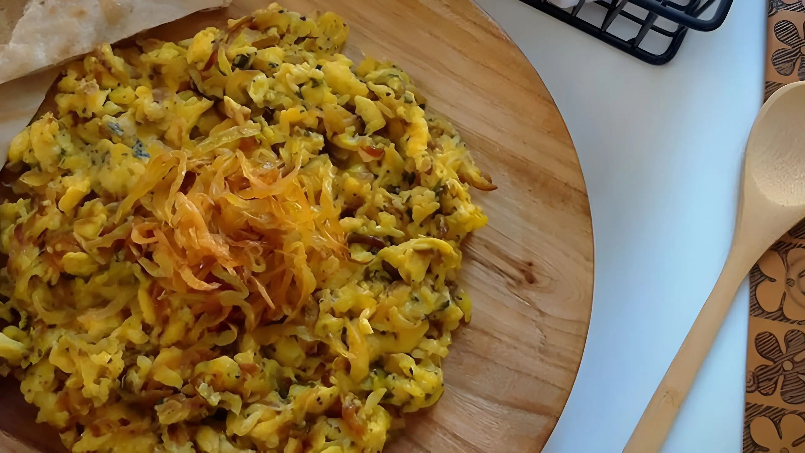طرز تهیه املت سیب زمینی و پنیر؛ صبحانه ای سریع و خوشمزه برای 2 نفر