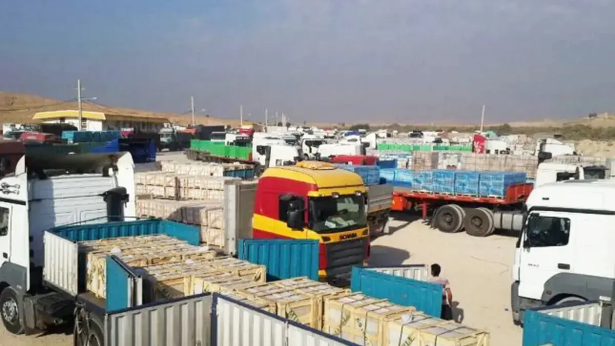  سه ماه معطلی و بلاتکلیفی کامیون‌ های ایرانی در مرز پاکستان / رانندگان: «نه ایران گردن می‌ گیرد نه پاکستان!»