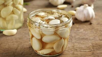 طرز تهیه سیر ترشی فوری؛ با سرکه سیب و ادویه های خوش عطر