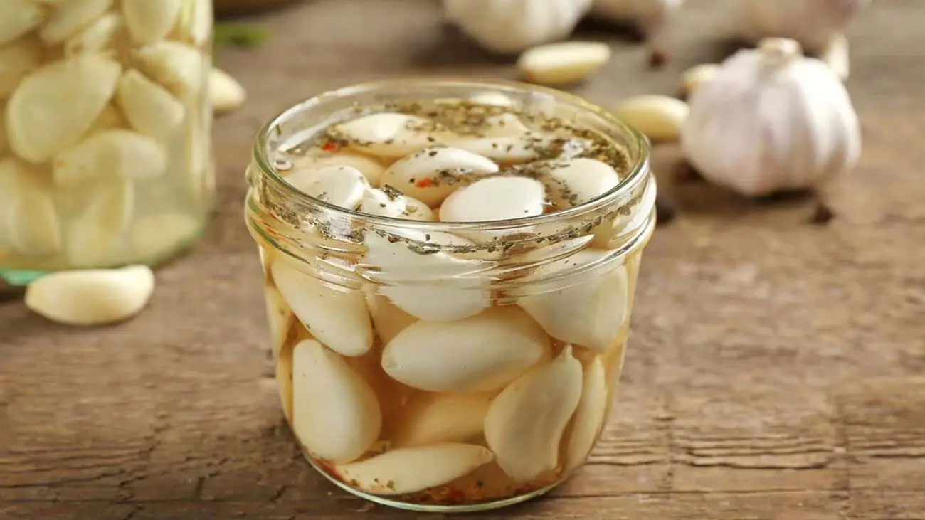 طرز تهیه سیر ترشی فوری؛ با سرکه سیب و ادویه های خوش عطر